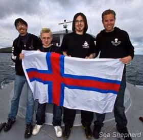 Hall e Hammarstedt, da Sea Shepherd, com os tripulantes das Ilhas Faroé, Kamarinum e Bogason. Foto: Ager Simon