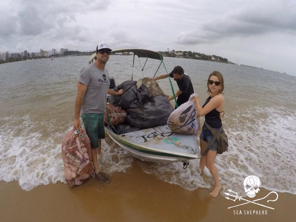 A limpeza de praia ocorreu também por mar com ajuda de embarcação