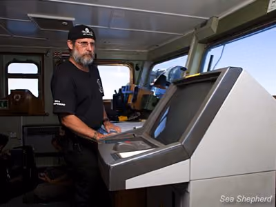 Scott West a bordo do SSS Steve Irwin durante a Operação Waltzing Matilda, em 2009. Foto: Sea Shepherd