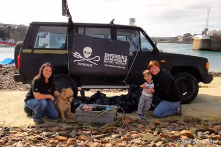 Voluntários da divisão Caminho das Ilhas da Sea Shepherd participam da limpeza semanal da praia. Foto: Eleanor Lister / Sea Shepherd