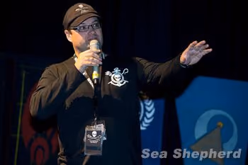 Omar Todd durante seu discurso. Foto: Sea Shepherd Alemanha/Cordesh