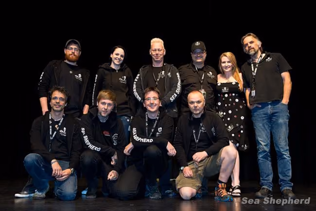 Membros da Sea Shepherd (da esquerda para a direita): Leo, Olav, Anne, Tim, Maddy, Sebastian, Omar, Ralf, Kylie e Geert. Foto: Sea Shepherd Alemanha/Cordesh