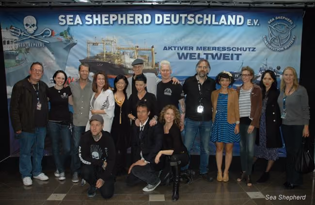 Vários atores e artistas no estande da Sea Shepherd Alemanha. Veja se você conhece algum!. Foto: Sea Shepherd Austrália / Kylie Herd