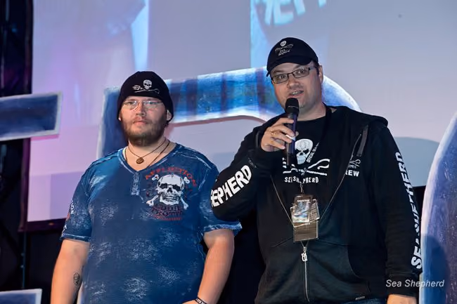 Tom, Guardião da Enseada, e Omar, no palco da cerimônia final. Foto: Sea Shepherd Austrália/Kylie Herd