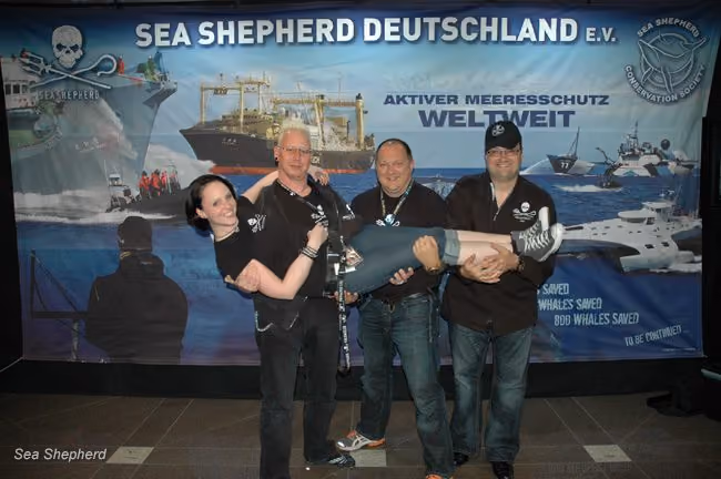 Maddy, Dirk e Omar seguram Anne. Obrigado, Dirk, pelo grande evento! Foto: Sea Shepherd Austrália/Kylie Herd
