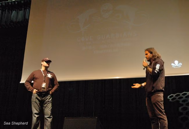 Omar e Konrad falando sobre os Guardiões da Enseada. Foto: Sea Shepherd Austrália/Kylie Herd