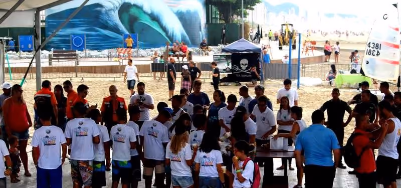 Equipes em interação antes do início dos trabalhos, mural e tenda ao fundo – foto Mega Fauna Marinha
