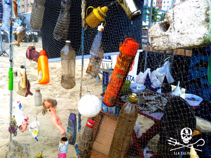 Representação de uma rede com lixo encontrados nos mangues de Praia Grande por voluntários do Ecofaxina.