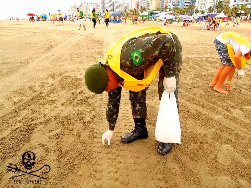 O trabalho de coletar o micro lixo na praia fez com que vários voluntários se mobilizem para o desafio de limpeza do dia