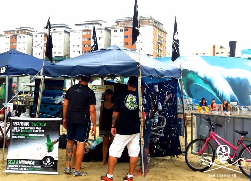 Na tenda da Sea Shepherd os voluntários puderam trabalhar a conscientização ambiental com os visitantes.