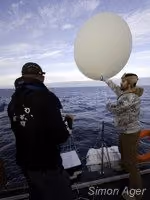 O Capitão Locky MacLean e o tripulante Kevin McGinty no lançamento dos balões meteorológicos