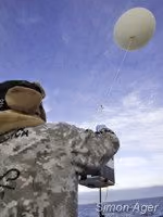O Capitão Locky MacLean lança um balão meteorológico