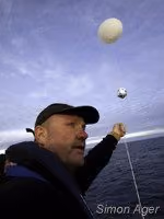 Tripulante Kevin McGinty prepara o lançamento de um balão