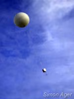 Um balão flutua acima do Oceano Antártico