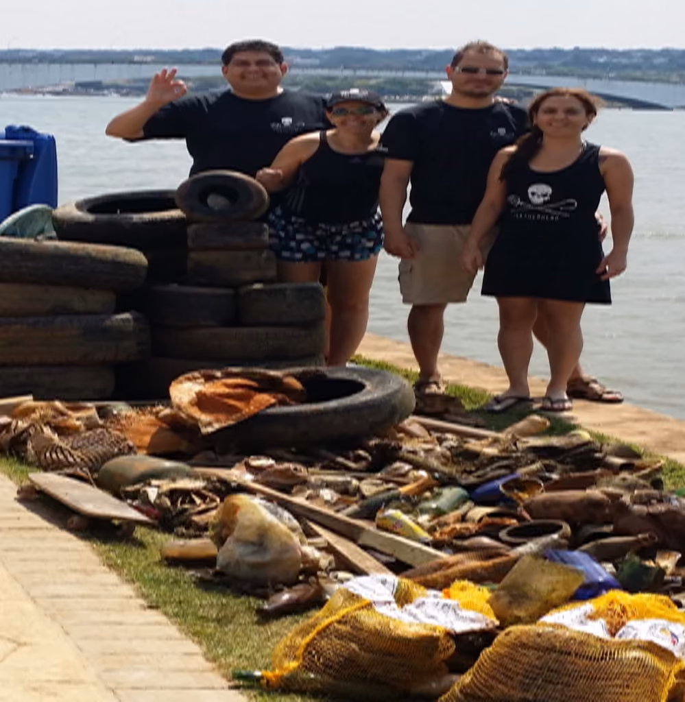 Voluntários do Grupo de Apoio Brasília no Clean Up 2014