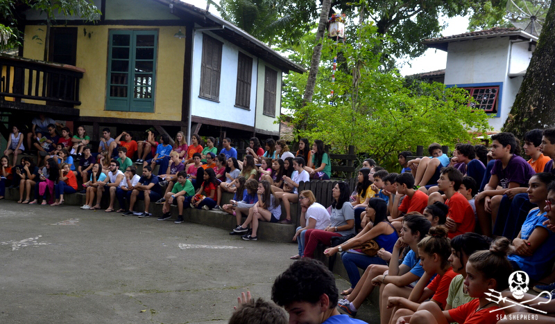 Alunos participando da apresentação sobre o lixo plástico no Colégio São João Ilhabela – litoral norte de SP 