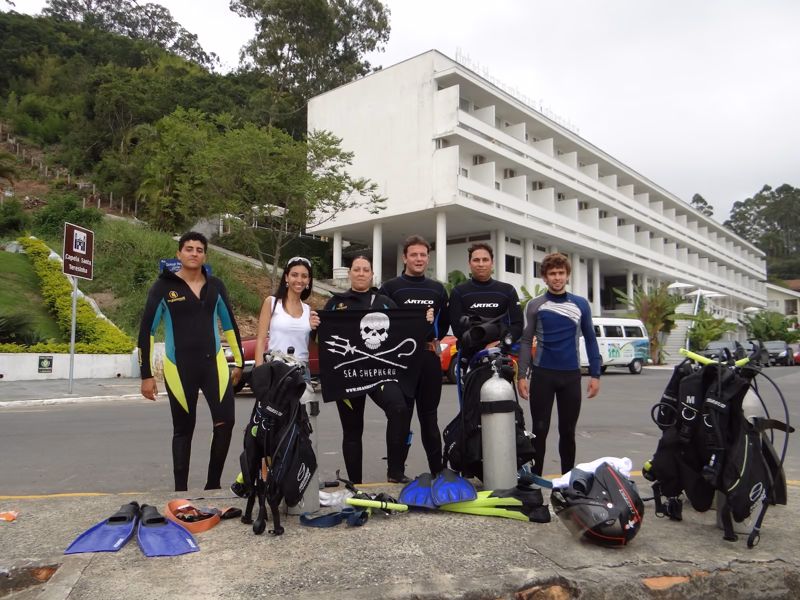 Equipe de mergulhadores voluntários Sea Shepherd Joinville e Mako Sports: Caio, Cláudia, Tatiany, Hermes, Jackson e Portuga.