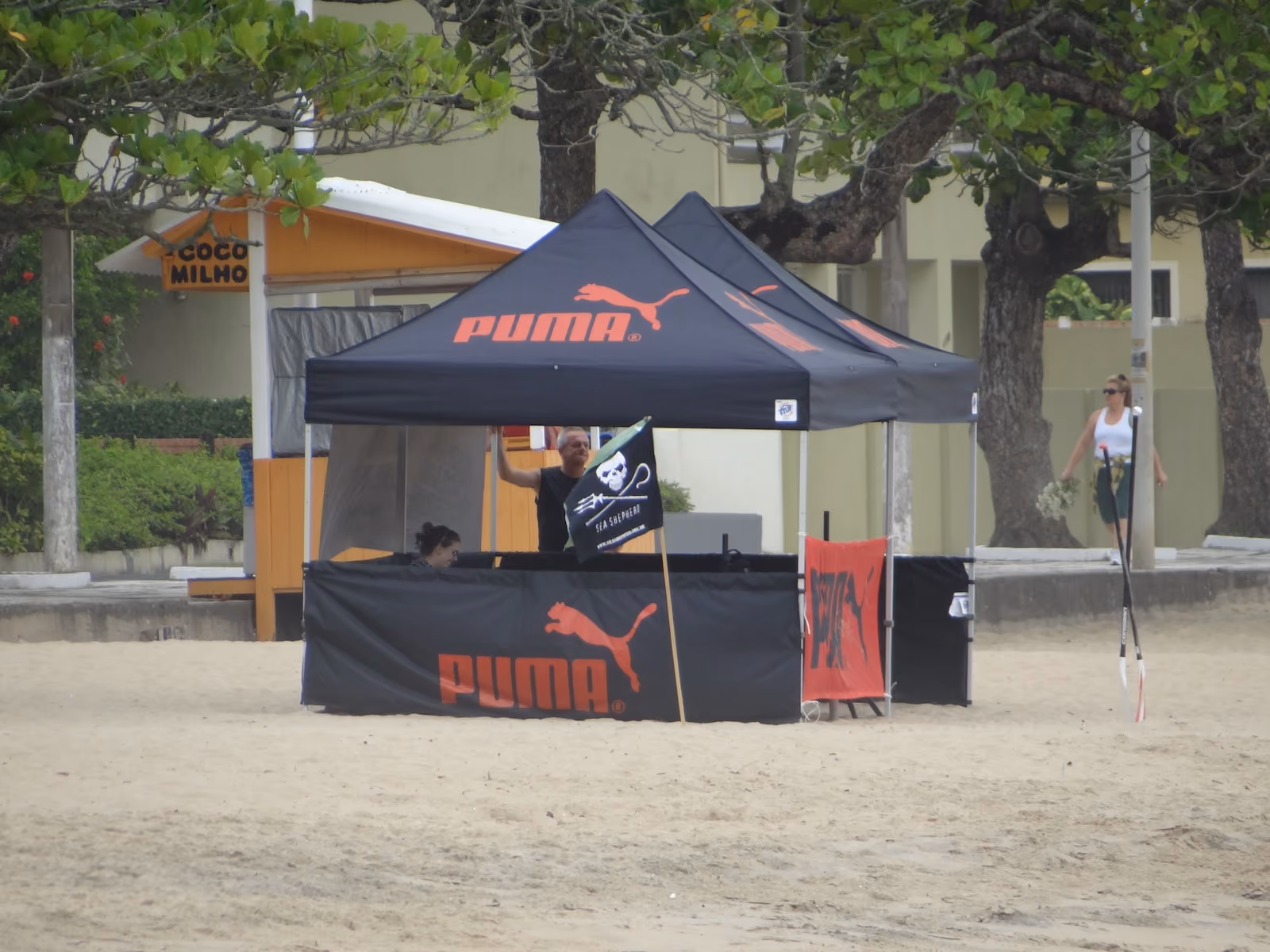Base na tenda da Puma.