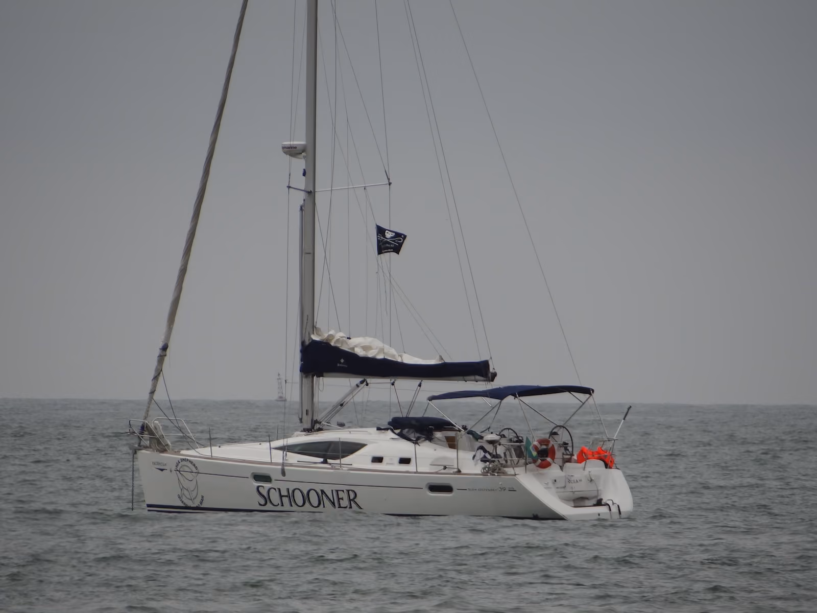 Embarcação da Schooner dando apoio marítimo