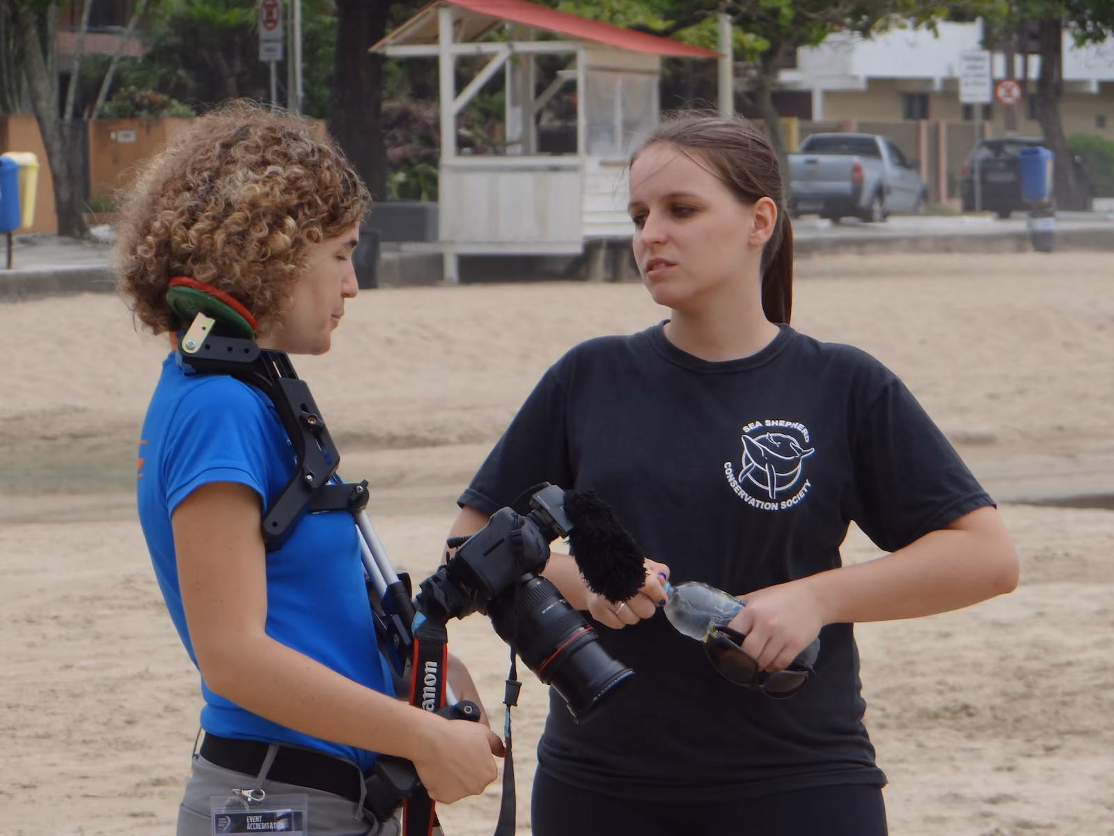 Voluntária Camila Argenta dando entrevista pra mídia internacional