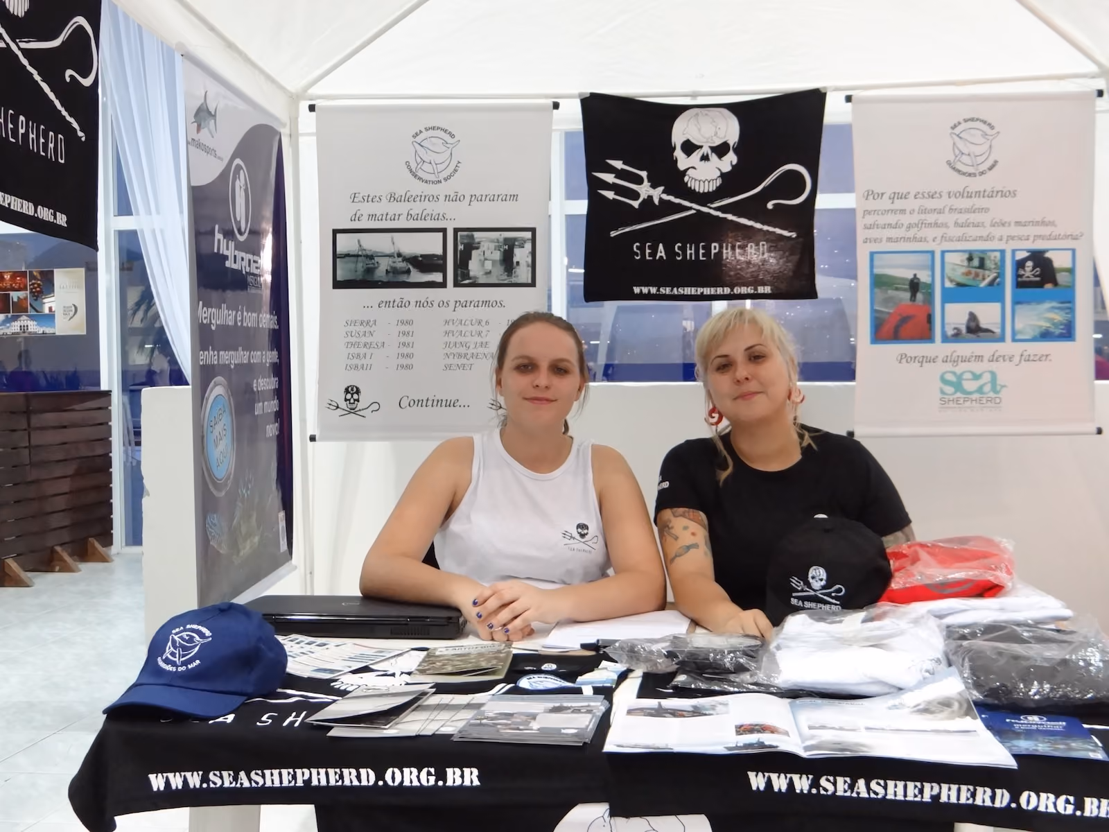 Camila e Flávia no stand do Instituto Sea Shepherd Brasil