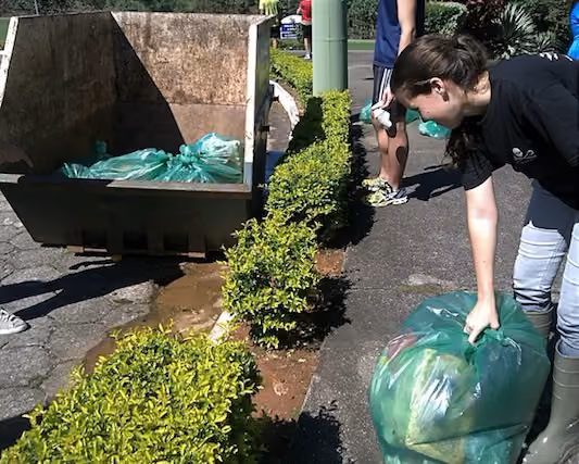 Voluntários durante a ação de limpeza