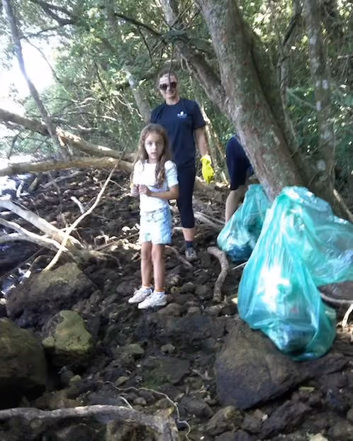Voluntários durante a ação de limpeza