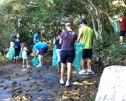 Voluntários durante a ação de limpeza