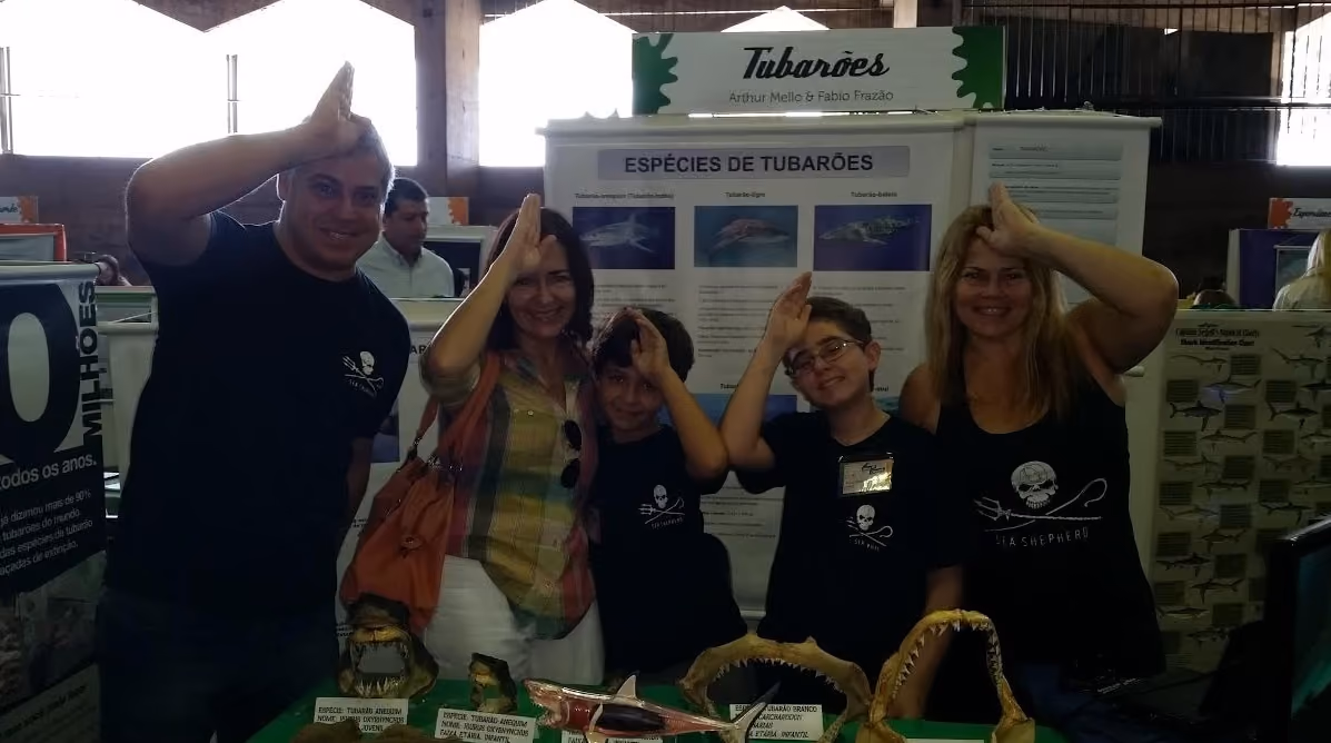 “Fins UP”, símbolo mundial contra o finning. Foto: Átila Mello