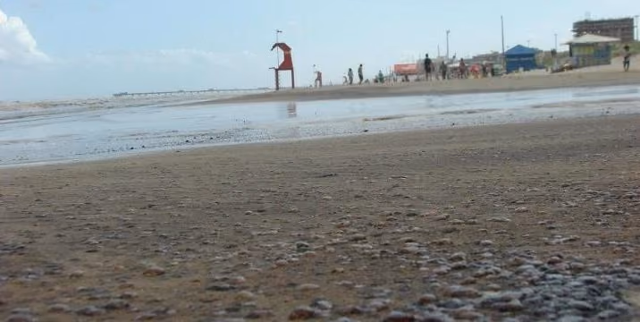 Grande quantidade de óleo na orla de Tramandaí (RS)