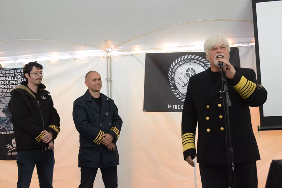 Capitão Peter Hammarstedt, Capitão Alex Cornelissen e Capitão Paul Watson. Foto: Guilherme Pirá/ Sea Shepherd
