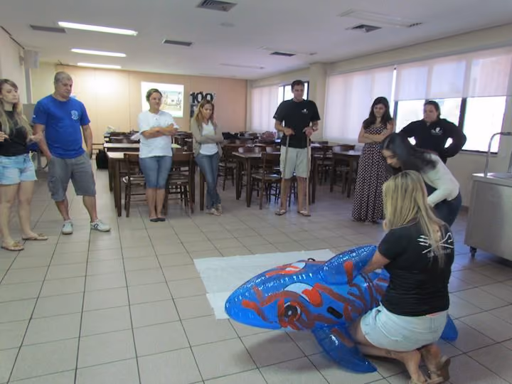 Simulação de salvamento de golfinho em sala de aula. Foto: ISSB