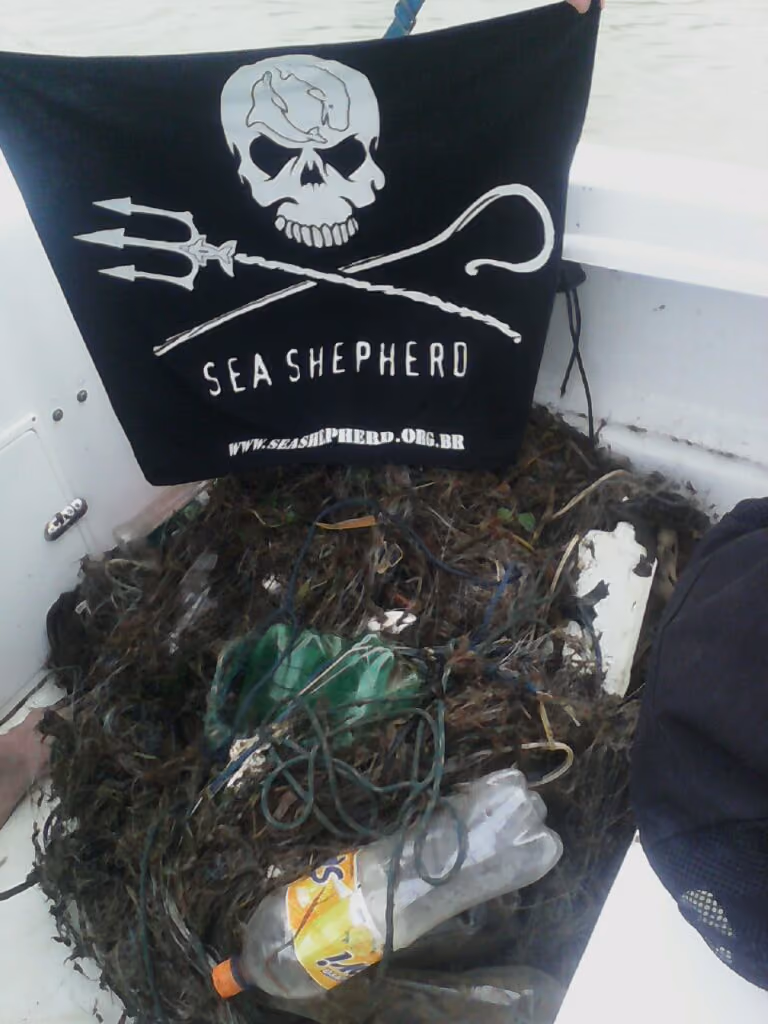 Rede ilegal retirada do rio Tubarão pelo Instituto Sea Shepherd Brasil com objetivo de proteger os Botos Pescadores de Laguna. Foto: ISSB