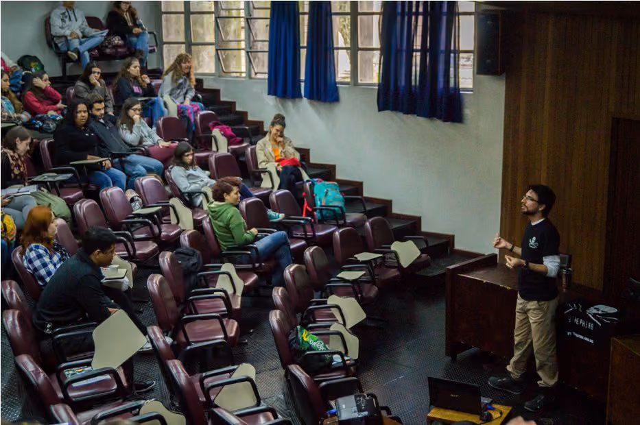 A palestra foi assistida por alunos de Biologia da UFPR. Foto: Thais Madeira.