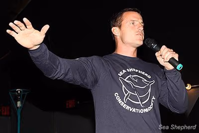 O cantor da banda Pennywise, Zoli Teglas, mostra seu apoio à Sea Shepherd. Foto de arquivo