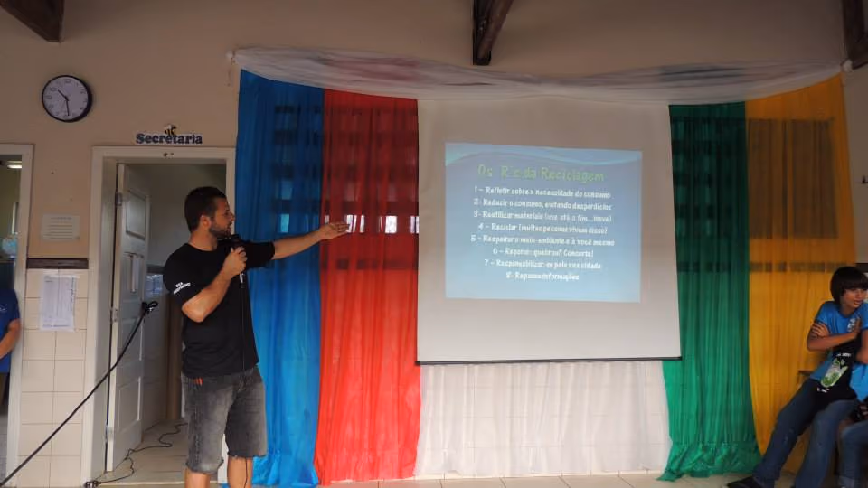 Eduardo desenvolvendo trabalhos de Educação Ambiental nas Escolas. Foto: 13 Sul