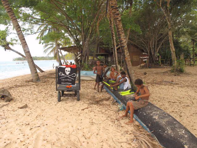 As limpezas de praia são desenvolvidas pela Escola com as crianças locais. Foto: 13 Sul