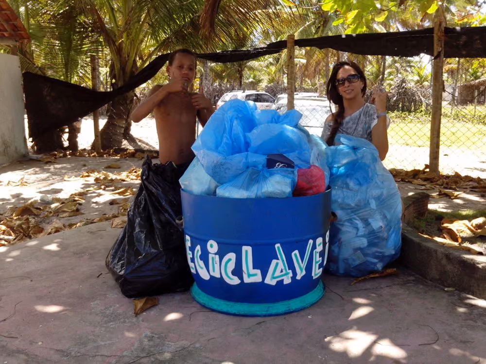 Educadora ambiental Manu e o aluno Rodrigo com os resíduos coletados. Foto: Rodrigo Marques