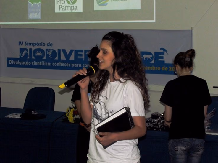 Priscilla com o livro de assinaturas pela moratória da pesca de tubarões no Brasil