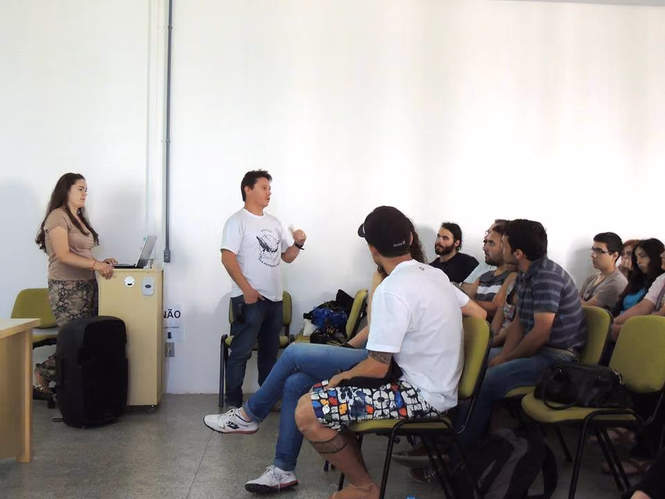 Finalizando a palestra com respostas sobre as questões da proibição do avistamento de baleias em SC e a pesca desenfreada de tubarões em Recife/PE. Foto CABio