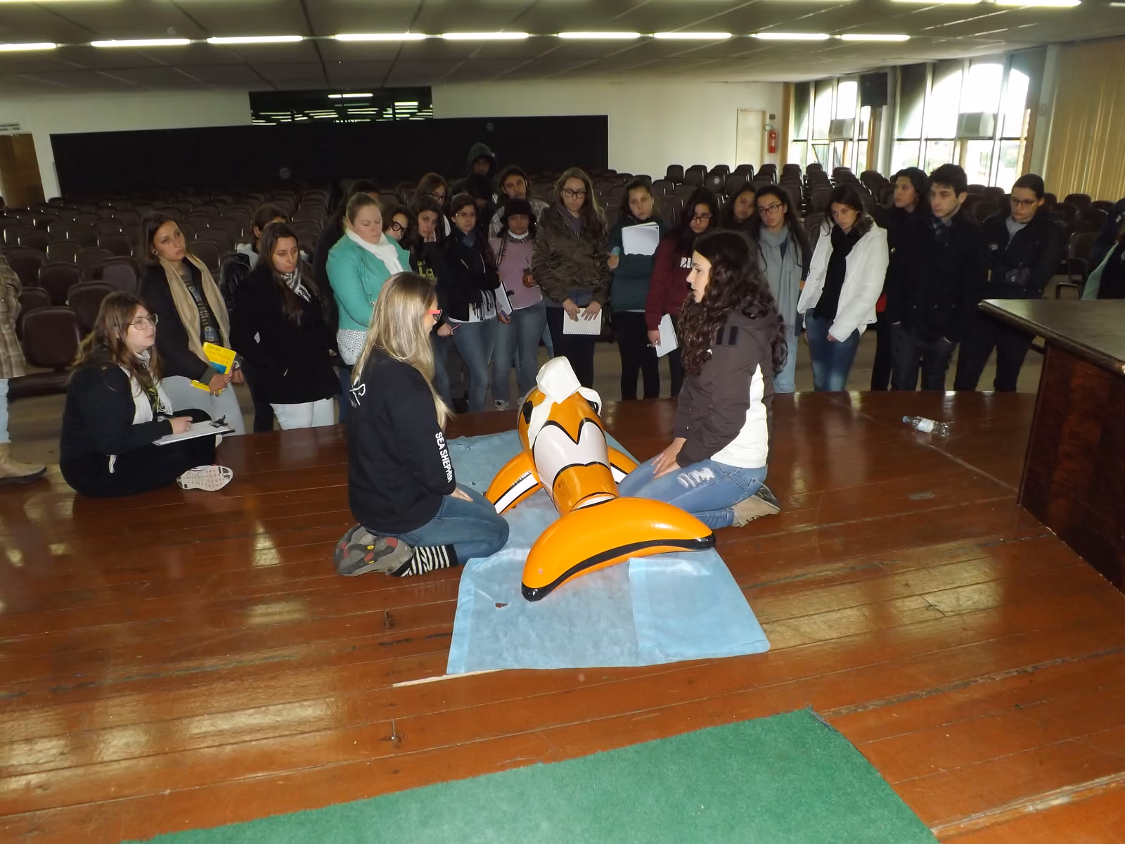Simulação de salvamento de golfinho em sala de aula. Foto: Rodrigo Marques/ISSB