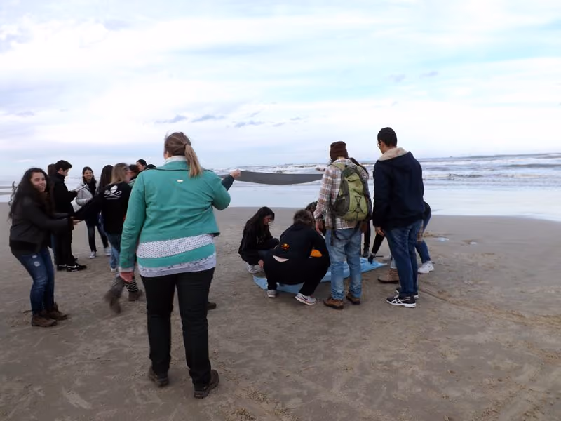 Simulação de salvamento de golfinho na praia. Foto: Rodrigo Marques/ISSB