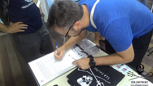 Professor Hugo Bornatowski (UFPR) ratificando o apoio à proposta de moratória do Instituto Sea Shepherd Brasil e Fundação Pró-Squalus. Foto: Igor Trigueiro