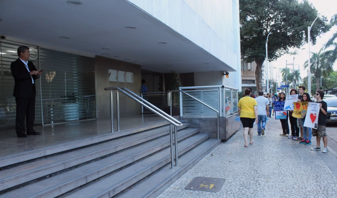 Integrante do Consulado japonês surpreendido com a manifestação. Foto: Ísis Barboza
