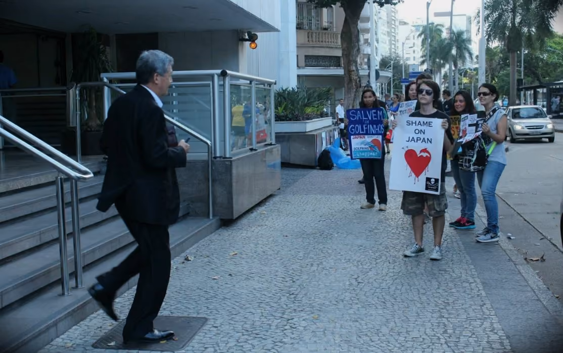 Integrante do Consulado japonês surpreendido com a manifestação. Foto: Ísis Barboza
