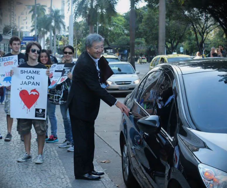 Integrante do Consulado japonês surpreendido com a manifestação. Foto: Ísis Barboza