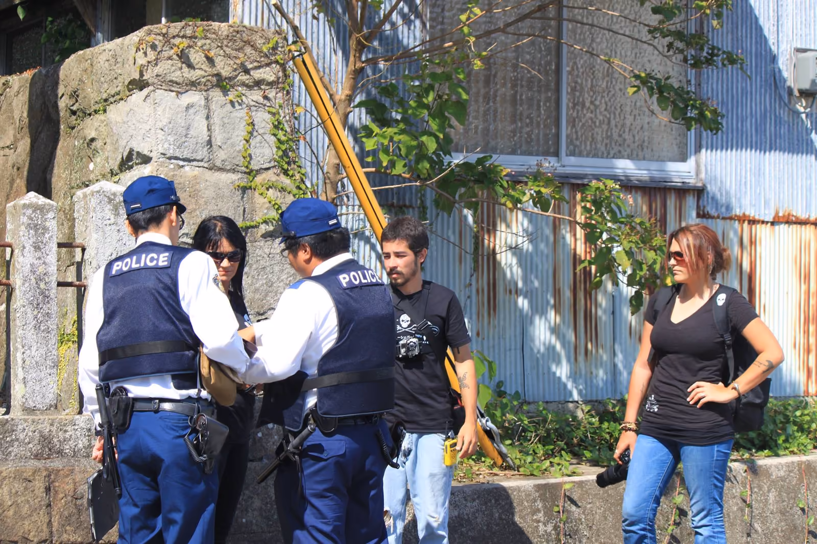 Abordagem policial para indicar que o lugar em que paramos nosso carro se tornou um local proibido para nós, pois caçadores e outras pessoas, incluindo turistas, ainda poderiam ali estacionar. (Sea Shepherd Conservation Society/Cove Guardians)