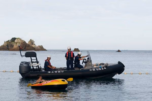 Bote da guarda costeira japonesa me interrogando, enquanto eu procurava por uma posição melhor para fotografar a matança. (Sea Shepherd Conservation Society/Cove Guardians)