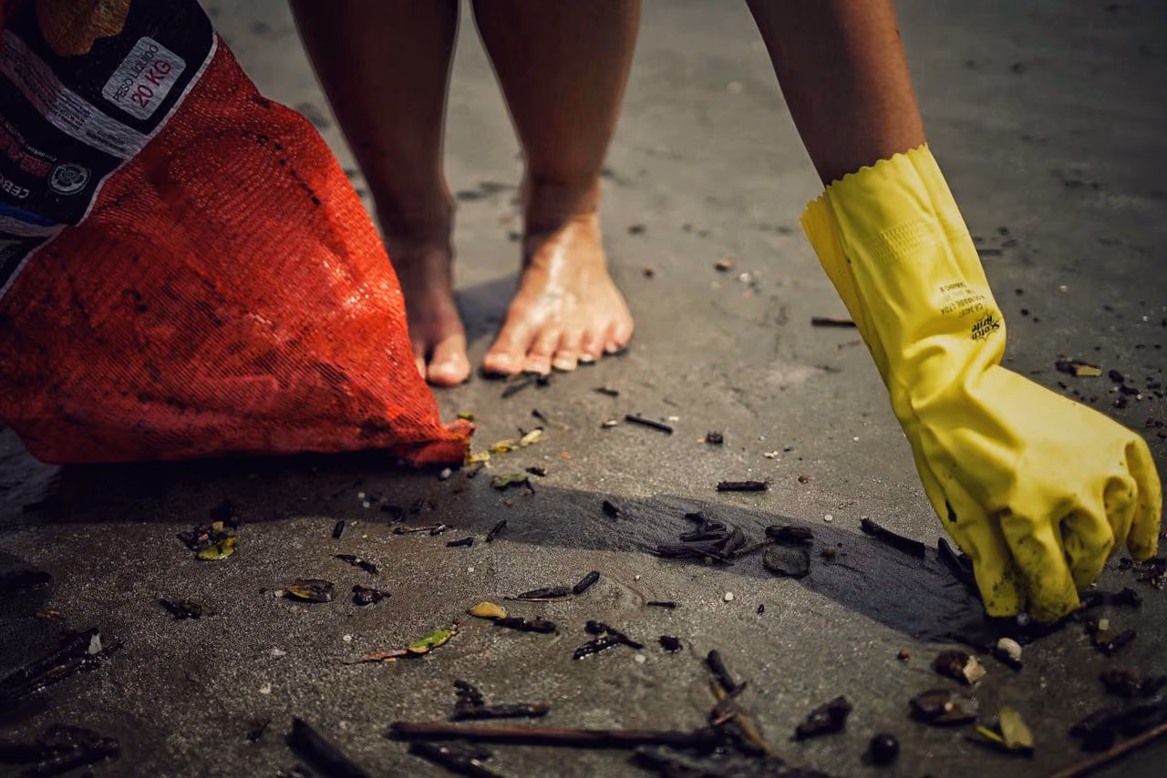 O micro lixo se espalham por toda a orla da praia