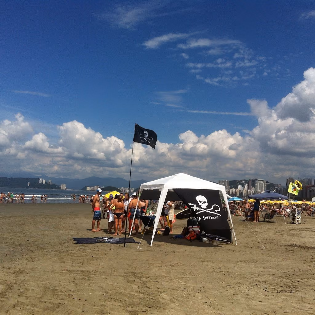 Preleção da atividade do dia com os voluntários na areia da praia de Santos, litoral de São Paulo